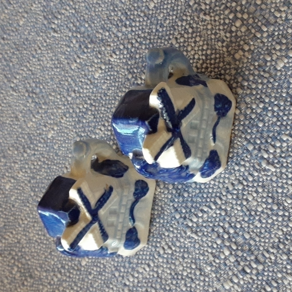 Vintage Occupied Japan Dutch Windmill Salt & Pepper Shakers. Blue/White.